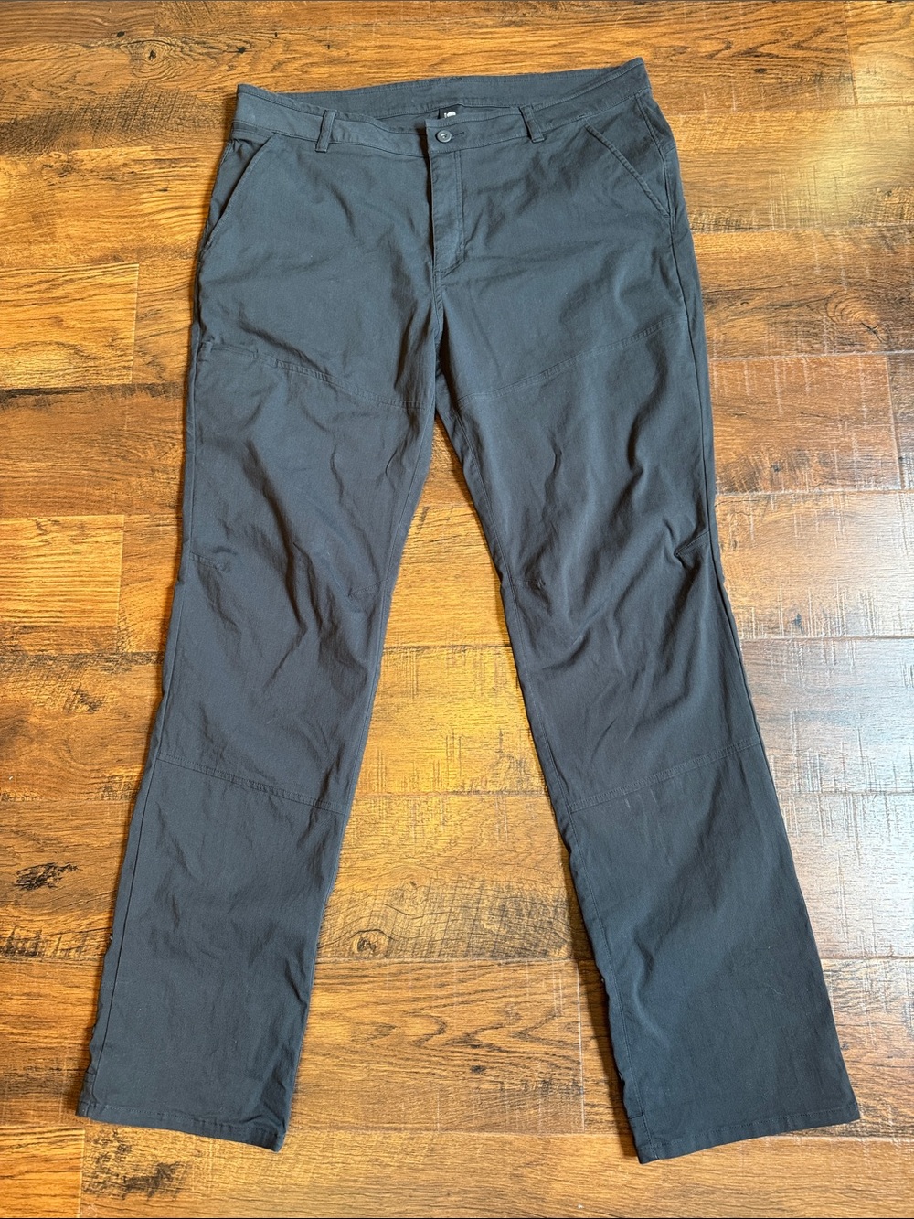 Men’s size 38W 34L Mountain Hard Wear pants.